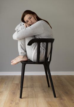 tiro-completo-mujer-sentada-en-una-silla
